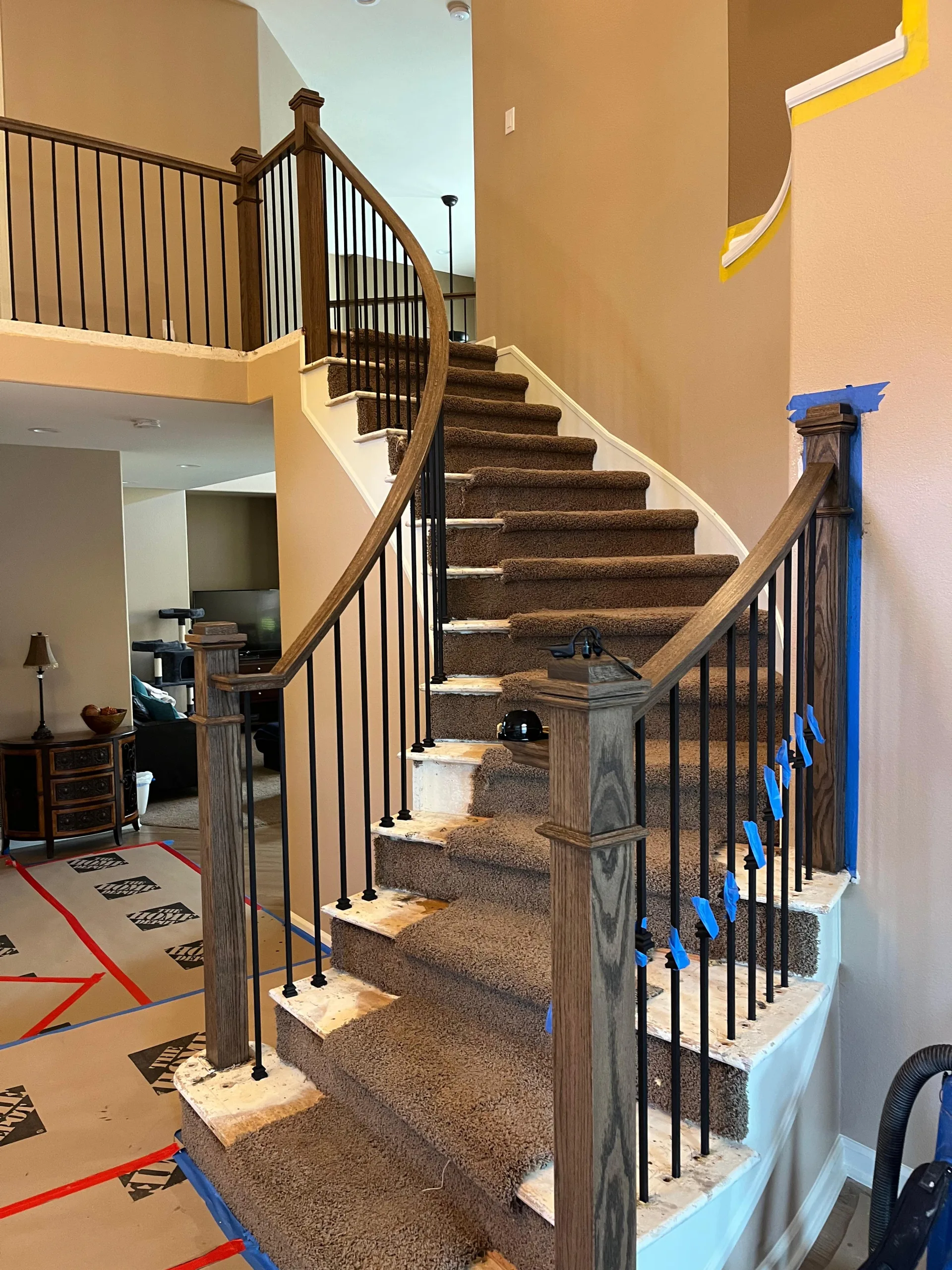 Curved staircase with its handrail and iron balusters fully installed